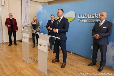 Uczestnicy konferencji prasowej przed debatą nt. strategii turystycznej dla województwa lubuskiego, w Urzędzie Marszałkowskim Województwa Lubuskiego w Zielonej Górze 
