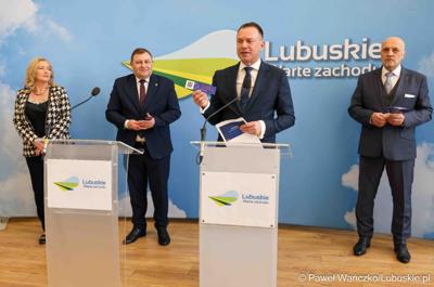 Uczestnicy konferencji prasowej przed debatą nt. strategii turystycznej dla województwa lubuskiego, w Urzędzie Marszałkowskim Województwa Lubuskiego w Zielonej Górze 