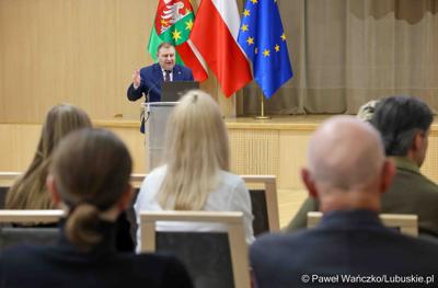 Wicemarszałek Województwa Lubuskiego Grzegorz Potęga przemawia podczas debaty nt. strategii turystycznej dla województwa lubuskiego, w Urzędzie Marszałkowskim Województwa Lubuskiego w Zielonej Górze 