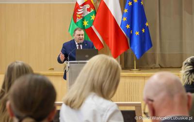 Wicemarszałek Województwa Lubuskiego Grzegorz Potęga przemawia podczas debaty nt. strategii turystycznej dla województwa lubuskiego, w Urzędzie Marszałkowskim Województwa Lubuskiego w Zielonej Górze 