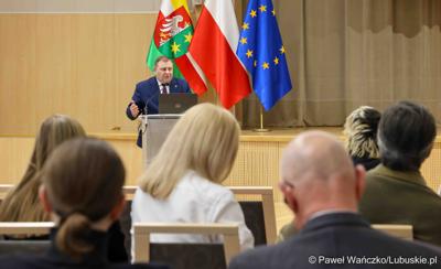 Wicemarszałek Województwa Lubuskiego Grzegorz Potęga przemawia podczas debaty nt. strategii turystycznej dla województwa lubuskiego, w Urzędzie Marszałkowskim Województwa Lubuskiego w Zielonej Górze 