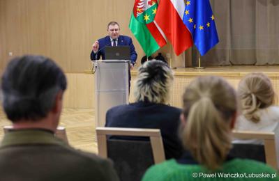 Wicemarszałek Województwa Lubuskiego Grzegorz Potęga przemawia podczas debaty nt. strategii turystycznej dla województwa lubuskiego, w Urzędzie Marszałkowskim Województwa Lubuskiego w Zielonej Górze 