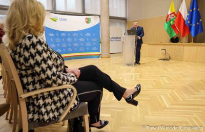 Wicemarszałek Województwa Lubuskiego Grzegorz Potęga przemawia podczas debaty nt. strategii turystycznej dla województwa lubuskiego, w Urzędzie Marszałkowskim Województwa Lubuskiego w Zielonej Górze 