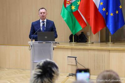 Sekretarz Stanu w Ministerstwie Sportu i Turystyki Piotr Borys przemawia podczas debaty nt. strategii turystycznej dla województwa lubuskiego, w Urzędzie Marszałkowskim Województwa Lubuskiego w Zielonej Górze 
