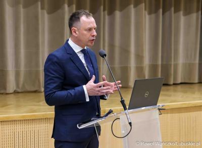Sekretarz Stanu w Ministerstwie Sportu i Turystyki Piotr Borys przemawia podczas debaty nt. strategii turystycznej dla województwa lubuskiego, w Urzędzie Marszałkowskim Województwa Lubuskiego w Zielonej Górze 