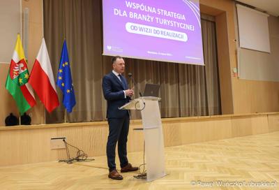 Sekretarz Stanu w Ministerstwie Sportu i Turystyki Piotr Borys przemawia podczas debaty nt. strategii turystycznej dla województwa lubuskiego, w Urzędzie Marszałkowskim Województwa Lubuskiego w Zielonej Górze 