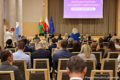 Sekretarz Stanu w Ministerstwie Sportu i Turystyki Piotr Borys przemawia podczas debaty nt. strategii turystycznej dla województwa lubuskiego, w Urzędzie Marszałkowskim Województwa Lubuskiego w Zielonej Górze 