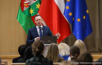Sekretarz Stanu w Ministerstwie Sportu i Turystyki Piotr Borys przemawia podczas debaty nt. strategii turystycznej dla województwa lubuskiego, w Urzędzie Marszałkowskim Województwa Lubuskiego w Zielonej Górze 