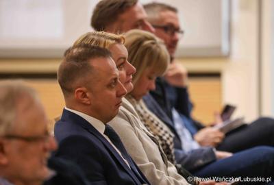 Uczestnicy debaty nt. strategii turystycznej dla województwa lubuskiego, w Urzędzie Marszałkowskim Województwa Lubuskiego w Zielonej Górze 