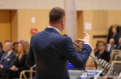 Sekretarz Stanu w Ministerstwie Sportu i Turystyki Piotr Borys przemawia podczas debaty nt. strategii turystycznej dla województwa lubuskiego, w Urzędzie Marszałkowskim Województwa Lubuskiego w Zielonej Górze 