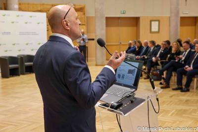 Uczestnicy debaty nt. strategii turystycznej dla województwa lubuskiego, w Urzędzie Marszałkowskim Województwa Lubuskiego w Zielonej Górze 