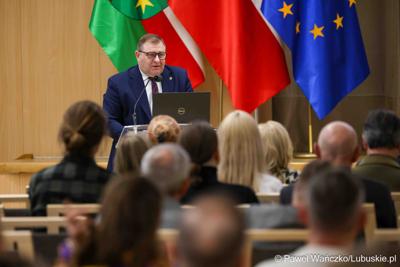 Wicemarszałek Województwa Lubuskiego Grzegorz Potęga przemawia podczas debaty nt. strategii turystycznej dla województwa lubuskiego, w Urzędzie Marszałkowskim Województwa Lubuskiego w Zielonej Górze 