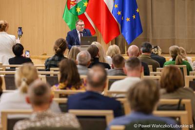 Wicemarszałek Województwa Lubuskiego Grzegorz Potęga przemawia podczas debaty nt. strategii turystycznej dla województwa lubuskiego, w Urzędzie Marszałkowskim Województwa Lubuskiego w Zielonej Górze 