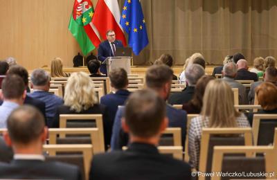 Uczestnicy debaty nt. strategii turystycznej dla województwa lubuskiego, w Urzędzie Marszałkowskim Województwa Lubuskiego w Zielonej Górze 