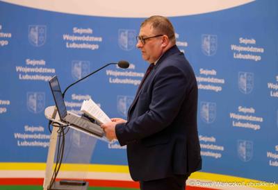 Wicemarszałek Województwa Lubuskiego Grzegorz Potęga przemawia podczas debaty nt. strategii turystycznej dla województwa lubuskiego, w Urzędzie Marszałkowskim Województwa Lubuskiego w Zielonej Górze 