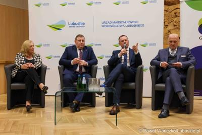 Uczestnicy debaty nt. strategii turystycznej dla województwa lubuskiego, w Urzędzie Marszałkowskim Województwa Lubuskiego w Zielonej Górze 