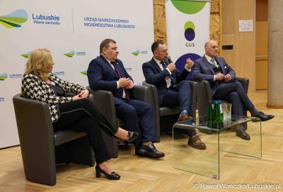 Uczestnicy debaty nt. strategii turystycznej dla województwa lubuskiego, w Urzędzie Marszałkowskim Województwa Lubuskiego w Zielonej Górze 