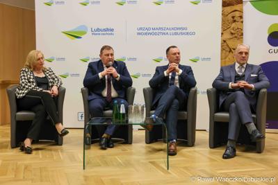 Uczestnicy debaty nt. strategii turystycznej dla województwa lubuskiego, w Urzędzie Marszałkowskim Województwa Lubuskiego w Zielonej Górze 