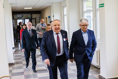 W imieniu Zarządu Województwa i samorządu składam wyrazy najwyższego szacunku i uznania za państwa trud – mówił marszałek Marcin Jabłoński, w obecności minister Izabeli Leszczyny, na uroczystości w gorzowskim szpitalu.
