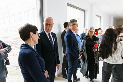W imieniu Zarządu Województwa i samorządu składam wyrazy najwyższego szacunku i uznania za państwa trud – mówił marszałek Marcin Jabłoński, w obecności minister Izabeli Leszczyny, na uroczystości w gorzowskim szpitalu.
