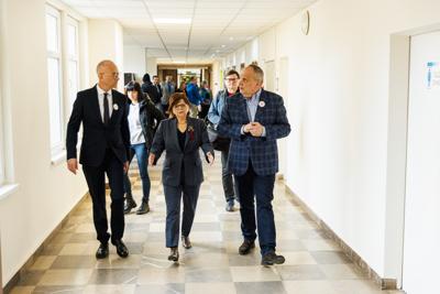 W imieniu Zarządu Województwa i samorządu składam wyrazy najwyższego szacunku i uznania za państwa trud – mówił marszałek Marcin Jabłoński, w obecności minister Izabeli Leszczyny, na uroczystości w gorzowskim szpitalu.
