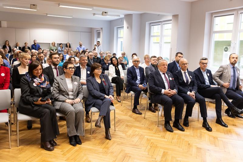 W imieniu Zarządu Województwa i samorządu składam wyrazy najwyższego szacunku i uznania za państwa trud – mówił marszałek Marcin Jabłoński, w obecności minister Izabeli Leszczyny, na uroczystości w gorzowskim szpitalu.