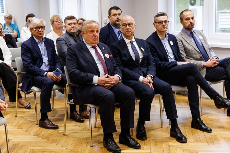 W imieniu Zarządu Województwa i samorządu składam wyrazy najwyższego szacunku i uznania za państwa trud – mówił marszałek Marcin Jabłoński, w obecności minister Izabeli Leszczyny, na uroczystości w gorzowskim szpitalu.