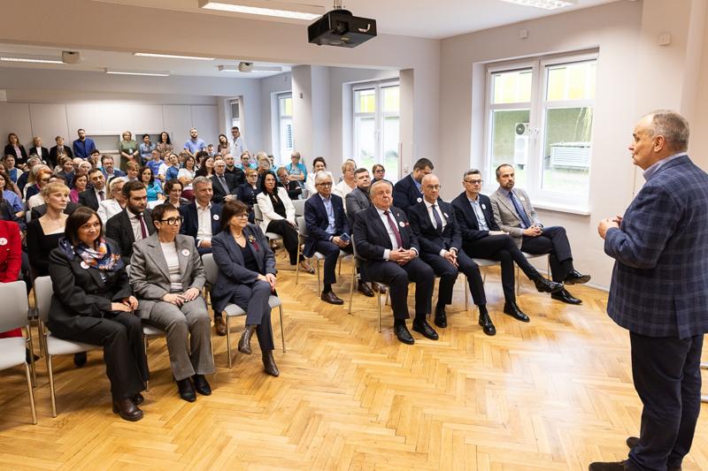 W imieniu Zarządu Województwa i samorządu składam wyrazy najwyższego szacunku i uznania za państwa trud – mówił marszałek Marcin Jabłoński, w obecności minister Izabeli Leszczyny, na uroczystości w gorzowskim szpitalu.