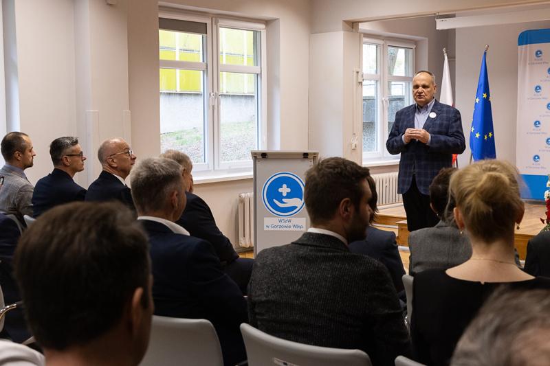 W imieniu Zarządu Województwa i samorządu składam wyrazy najwyższego szacunku i uznania za państwa trud – mówił marszałek Marcin Jabłoński, w obecności minister Izabeli Leszczyny, na uroczystości w gorzowskim szpitalu.