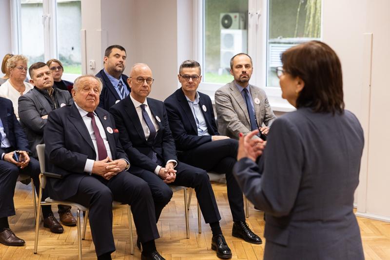 W imieniu Zarządu Województwa i samorządu składam wyrazy najwyższego szacunku i uznania za państwa trud – mówił marszałek Marcin Jabłoński, w obecności minister Izabeli Leszczyny, na uroczystości w gorzowskim szpitalu.