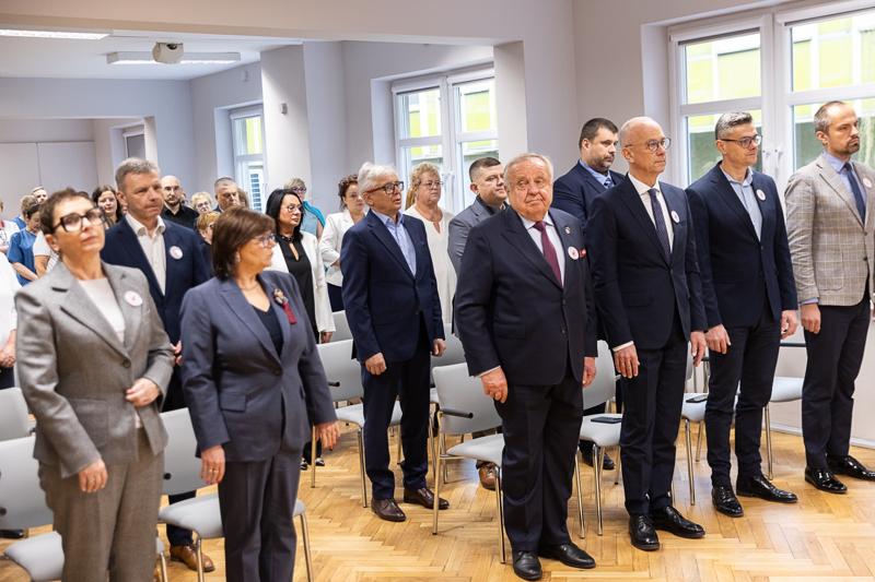 W imieniu Zarządu Województwa i samorządu składam wyrazy najwyższego szacunku i uznania za państwa trud – mówił marszałek Marcin Jabłoński, w obecności minister Izabeli Leszczyny, na uroczystości w gorzowskim szpitalu.