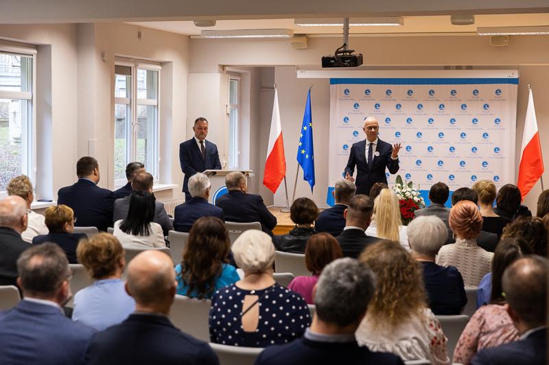 W imieniu Zarządu Województwa i samorządu składam wyrazy najwyższego szacunku i uznania za państwa trud – mówił marszałek Marcin Jabłoński, w obecności minister Izabeli Leszczyny, na uroczystości w gorzowskim szpitalu.