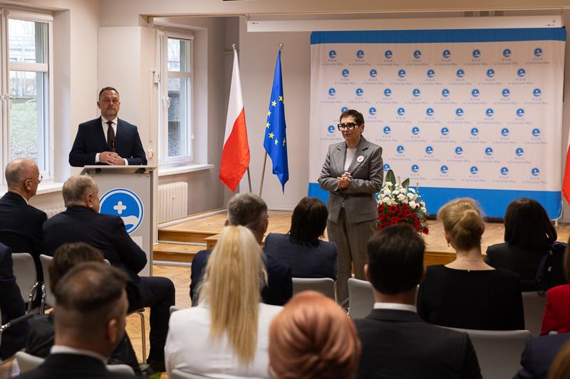 W imieniu Zarządu Województwa i samorządu składam wyrazy najwyższego szacunku i uznania za państwa trud – mówił marszałek Marcin Jabłoński, w obecności minister Izabeli Leszczyny, na uroczystości w gorzowskim szpitalu.