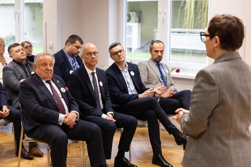 W imieniu Zarządu Województwa i samorządu składam wyrazy najwyższego szacunku i uznania za państwa trud – mówił marszałek Marcin Jabłoński, w obecności minister Izabeli Leszczyny, na uroczystości w gorzowskim szpitalu.