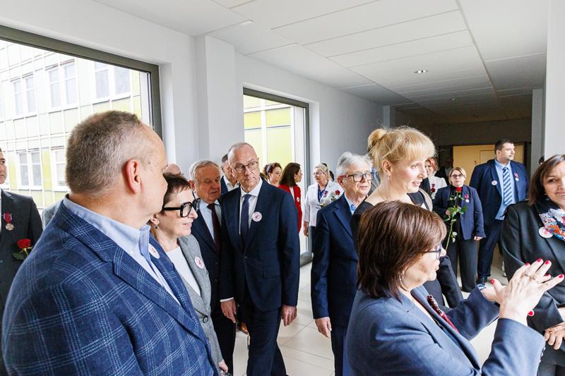 W imieniu Zarządu Województwa i samorządu składam wyrazy najwyższego szacunku i uznania za państwa trud – mówił marszałek Marcin Jabłoński, w obecności minister Izabeli Leszczyny, na uroczystości w gorzowskim szpitalu.