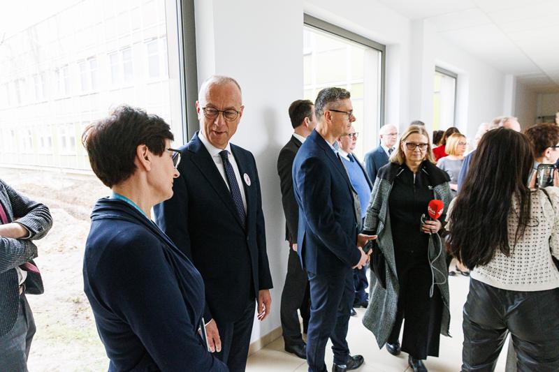 W imieniu Zarządu Województwa i samorządu składam wyrazy najwyższego szacunku i uznania za państwa trud – mówił marszałek Marcin Jabłoński, w obecności minister Izabeli Leszczyny, na uroczystości w gorzowskim szpitalu.