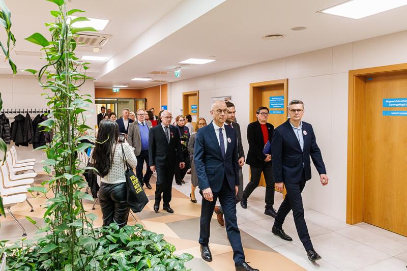 W imieniu Zarządu Województwa i samorządu składam wyrazy najwyższego szacunku i uznania za państwa trud – mówił marszałek Marcin Jabłoński, w obecności minister Izabeli Leszczyny, na uroczystości w gorzowskim szpitalu.