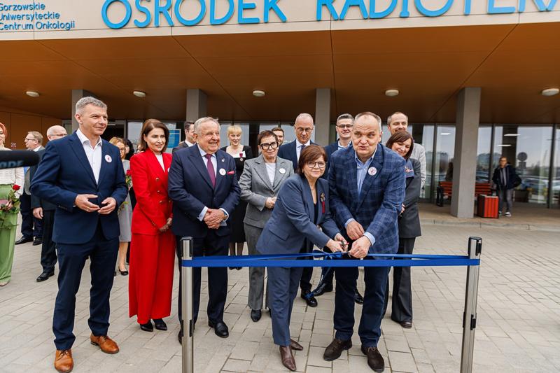 W imieniu Zarządu Województwa i samorządu składam wyrazy najwyższego szacunku i uznania za państwa trud – mówił marszałek Marcin Jabłoński, w obecności minister Izabeli Leszczyny, na uroczystości w gorzowskim szpitalu.