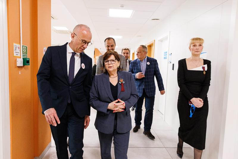 W imieniu Zarządu Województwa i samorządu składam wyrazy najwyższego szacunku i uznania za państwa trud – mówił marszałek Marcin Jabłoński, w obecności minister Izabeli Leszczyny, na uroczystości w gorzowskim szpitalu.