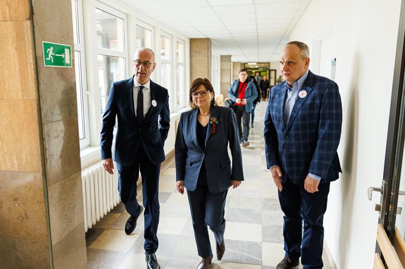 W imieniu Zarządu Województwa i samorządu składam wyrazy najwyższego szacunku i uznania za państwa trud – mówił marszałek Marcin Jabłoński, w obecności minister Izabeli Leszczyny, na uroczystości w gorzowskim szpitalu.