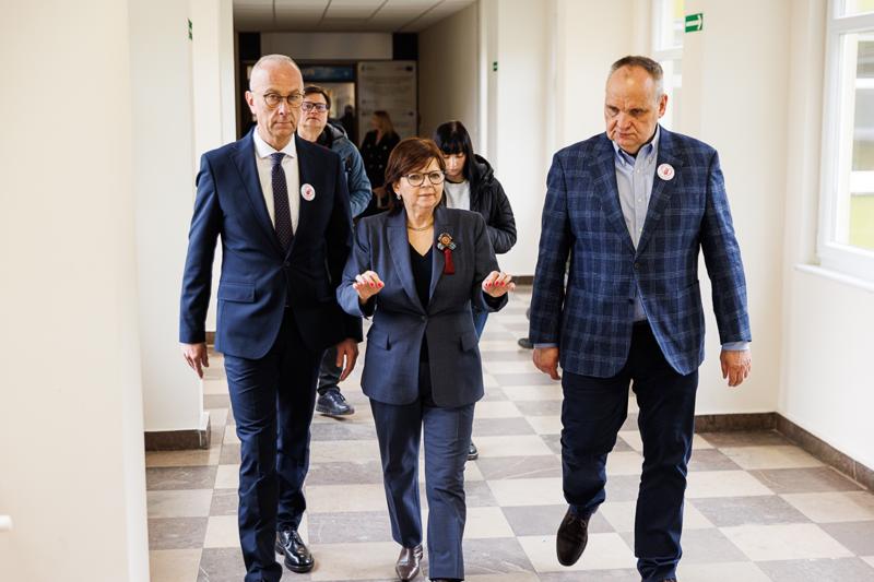 W imieniu Zarządu Województwa i samorządu składam wyrazy najwyższego szacunku i uznania za państwa trud – mówił marszałek Marcin Jabłoński, w obecności minister Izabeli Leszczyny, na uroczystości w gorzowskim szpitalu.