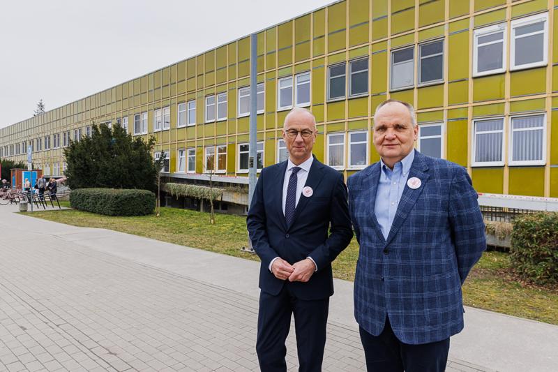 W imieniu Zarządu Województwa i samorządu składam wyrazy najwyższego szacunku i uznania za państwa trud – mówił marszałek Marcin Jabłoński, w obecności minister Izabeli Leszczyny, na uroczystości w gorzowskim szpitalu.