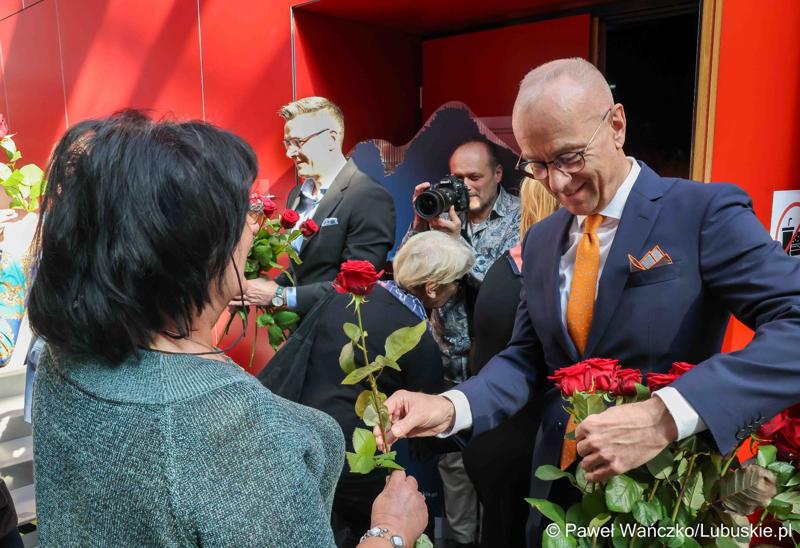 XV Lubuski Kongres Kobiet rozpoczął się od wręczenia podarunków paniom. Kwiaty rozdawali osobiście marszałek województwa lubuskiego Marcin Jabłoński (na zdjęciu) oraz wicemarszałkowie: Sebastian Ciemnoczołowski i Grzegorz Potęga.