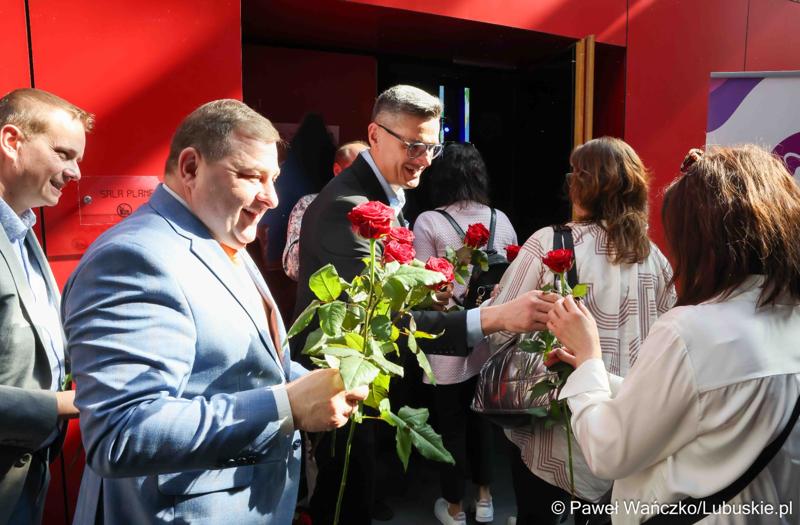 XV Lubuski Kongres Kobiet rozpoczął się od wręczenia podarunków paniom. Kwiaty rozdawali osobiście marszałek województwa lubuskiego Marcin Jabłoński oraz wicemarszałkowie: Sebastian Ciemnoczołowski i Grzegorz Potęga (na zdjęciu w niebieskim garniturze).