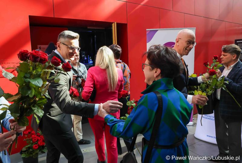 XV Lubuski Kongres Kobiet rozpoczął się od wręczenia podarunków paniom. Kwiaty rozdawali osobiście marszałek województwa lubuskiego Marcin Jabłoński (na zdjęciu) oraz wicemarszałkowie: Sebastian Ciemnoczołowski i Grzegorz Potęga.