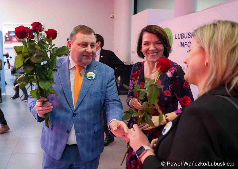 XV Lubuski Kongres Kobiet rozpoczął się od wręczenia podarunków paniom. Kwiaty rozdawali osobiście marszałek województwa lubuskiego Marcin Jabłoński oraz wicemarszałkowie: Sebastian Ciemnoczołowski i Grzegorz Potęga (na zdjęciu).