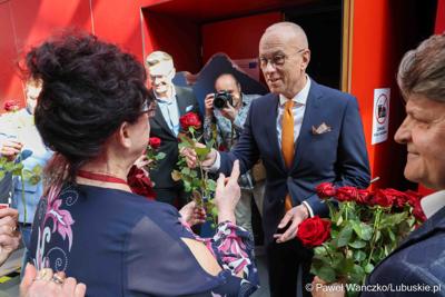 XV Lubuski Kongres Kobiet rozpoczął się od wręczenia podarunków paniom. Kwiaty rozdawali osobiście marszałek województwa lubuskiego Marcin Jabłoński (na zdjęciu) oraz wicemarszałkowie: Sebastian Ciemnoczołowski i Grzegorz Potęga.