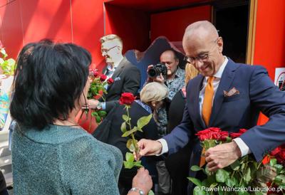 XV Lubuski Kongres Kobiet rozpoczął się od wręczenia podarunków paniom. Kwiaty rozdawali osobiście marszałek województwa lubuskiego Marcin Jabłoński (na zdjęciu) oraz wicemarszałkowie: Sebastian Ciemnoczołowski i Grzegorz Potęga.