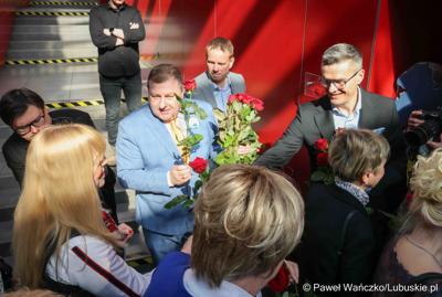 XV Lubuski Kongres Kobiet rozpoczął się od wręczenia podarunków paniom. Kwiaty rozdawali osobiście marszałek województwa lubuskiego Marcin Jabłoński oraz wicemarszałkowie: Sebastian Ciemnoczołowski (z lewej) i Grzegorz Potęga (na zdjęciu w niebieskim garniturze).