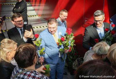 XV Lubuski Kongres Kobiet rozpoczął się od wręczenia podarunków paniom. Kwiaty rozdawali osobiście marszałek województwa lubuskiego Marcin Jabłoński oraz wicemarszałkowie: Sebastian Ciemnoczołowski (na zdjęciu z prawej) i Grzegorz Potęga (na zdjęciu w niebieskim garniturze).